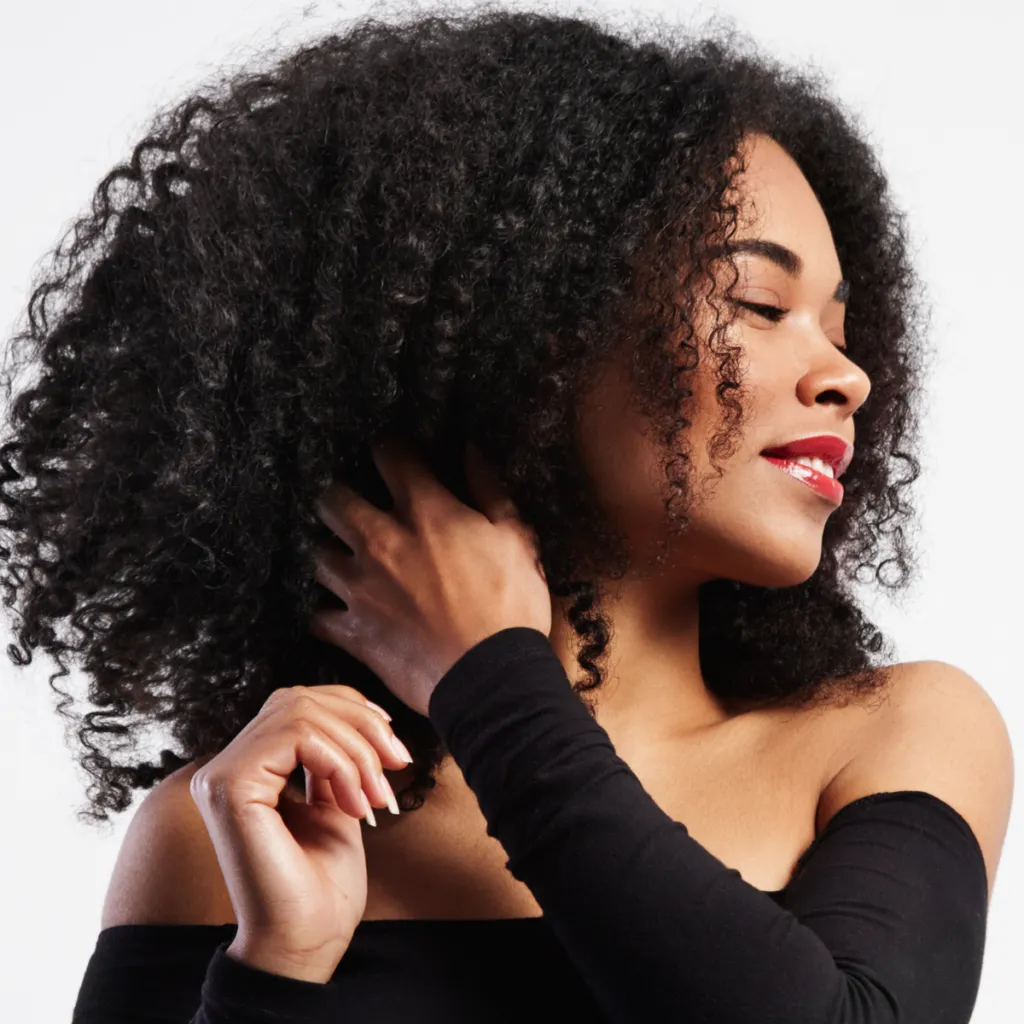 Wand met Afro haarproducten, vlechten en pruiken